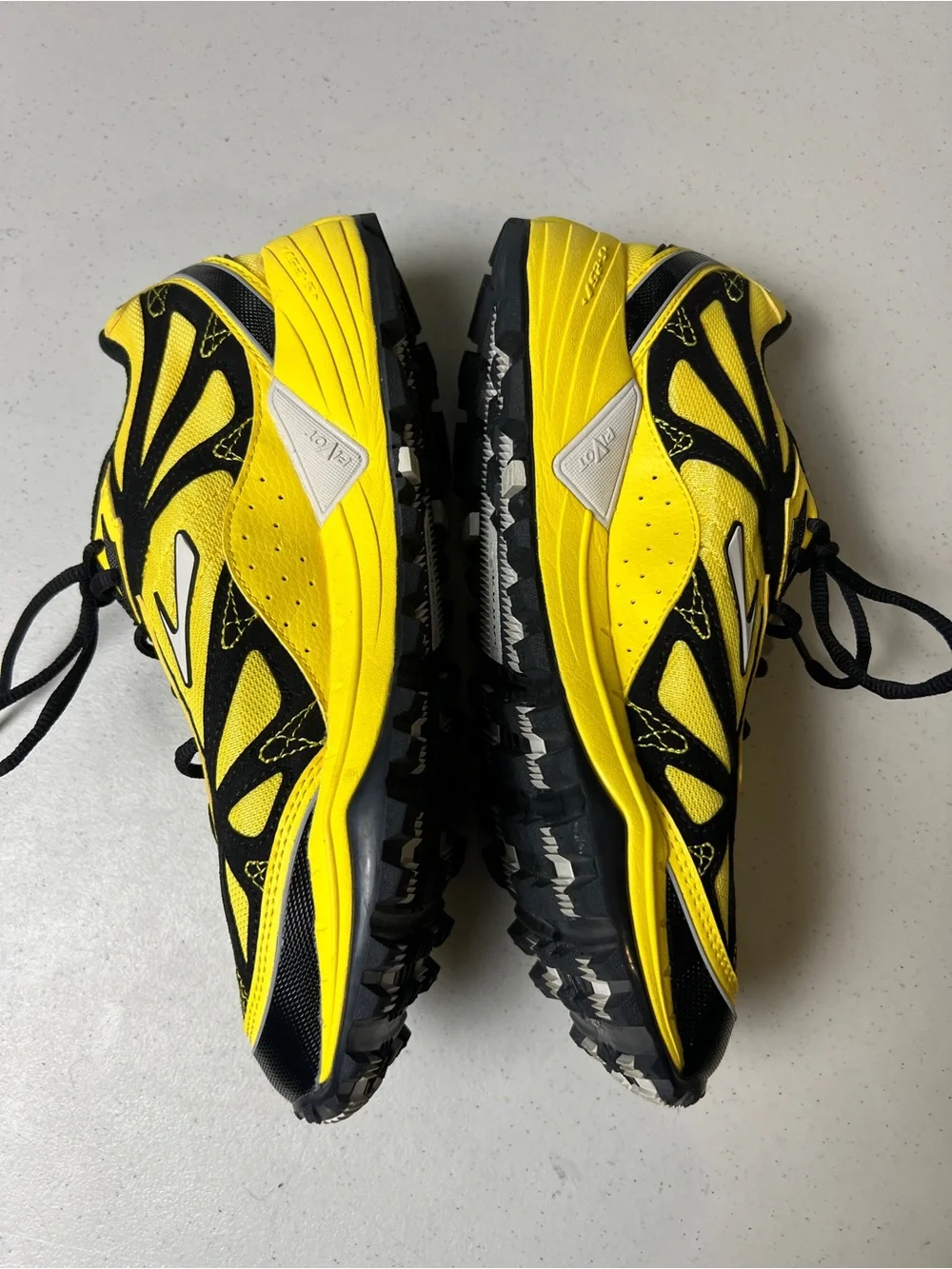 BROOKS CASCADIA YELLOW_BLACK_MOONBEAM